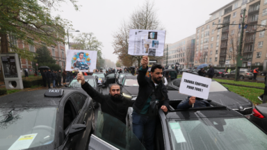 Les chauffeurs de taxis manifestent devant le siège d’Uber à Etterbeek