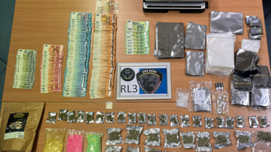 Plus de 1000 pilules d’ecstasy et 8 000 euros en cash découverts lors d’une perquisition à Ixelles