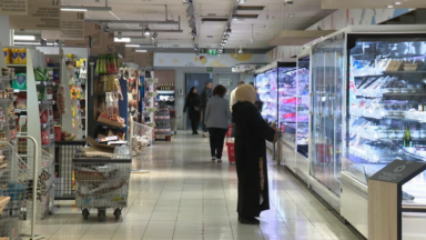 Supermarchés ouverts le dimanche: une aubaine pour les gérants, un piège pour les syndicats