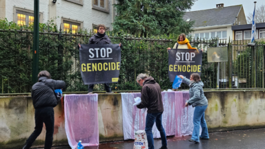 Du sang factice déversé devant l’ambassade d’Israël pour dénoncer le “génocide” à Gaza