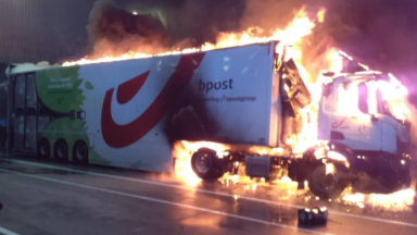 Un camion de bpost en feu au centre de tri de Neder-Over-Heembeek