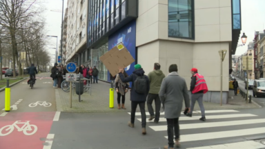 Des enseignants devant le siège du MR pour dénoncer les coupes budgétaires : “La concertation sociale n’a pas eu lieu”