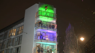 Un Père Noël a escaladé les balcons d’une maison de repos à Molenbeek pour apporter des cadeaux aux résidents