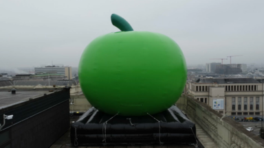 La célèbre pomme géante revient sur le toit du Musée Magritte à l’occasion du centenaire du surréalisme