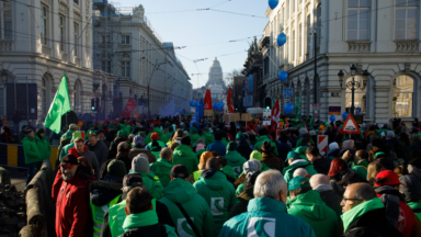 Manifestation pour les pensions: un long cortège déambule dans Bruxelles