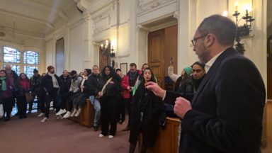 “Du respect! Du respect!”: manifestation sous tension du personnel du CPAS d’Anderlecht, Fabrice Cumps hué