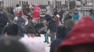 Il neige à Bruxelles : moment suspendu pour les enfants d’une école à Woluwe-Saint-Pierre