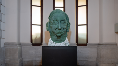 Un buste de Ruth Bader Ginsbourg exposé au Palais de Justice de Bruxelles