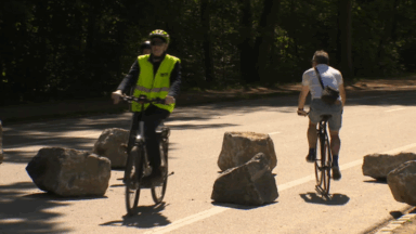 Des rochers pour ralentir les cyclistes au Bois de la Cambre