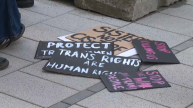 Un rassemblement devant l’ambassade britannique pour dénoncer le recul des droits pour les femmes transgenres