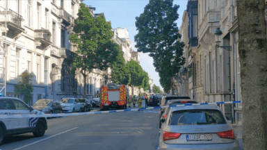 Deux voitures en feu rue du Trône
