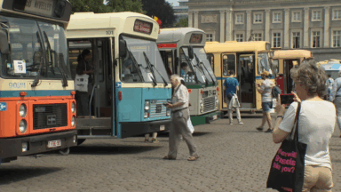 Les autobus fêtent leurs 100 ans sur la place des Palais