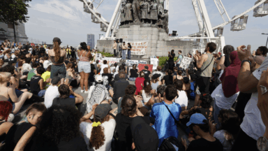 Des centaines de manifestants sur la place Poelaert pour Sourour et contre les violences policières