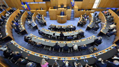 Les cabinets politiques après un an d’affaires courantes : “On continue de mettre de l’essence dans la voiture sans savoir où l’on va”