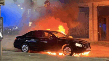 La police sauve un conducteur d’une voiture en flammes à la Porte de Namur