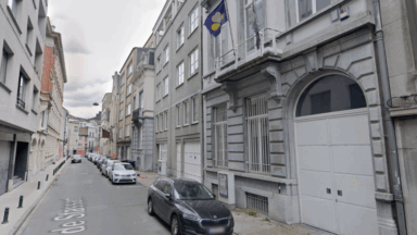 Un collectif de personnes sans papiers occupe un nouvel immeuble public vide à Ixelles, rue de Stassart
